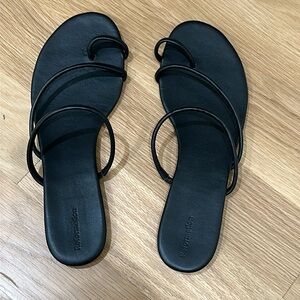 Brand new Reformation Ludo Toe Ring Black Flat Sandal Size 10